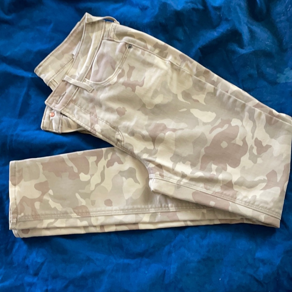 Old navy beige camo skinny jeans size 4
